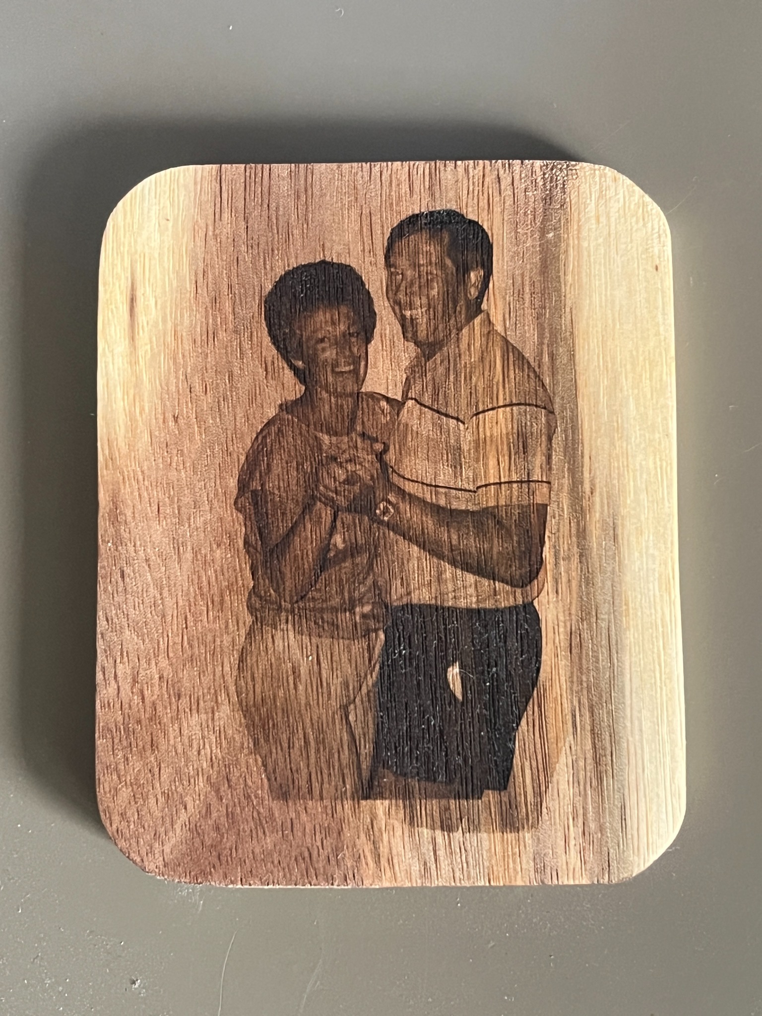 Lasergravur des Erinnerungsfotos auf einem geölten Akazienbrettchen 80 × 100 mm